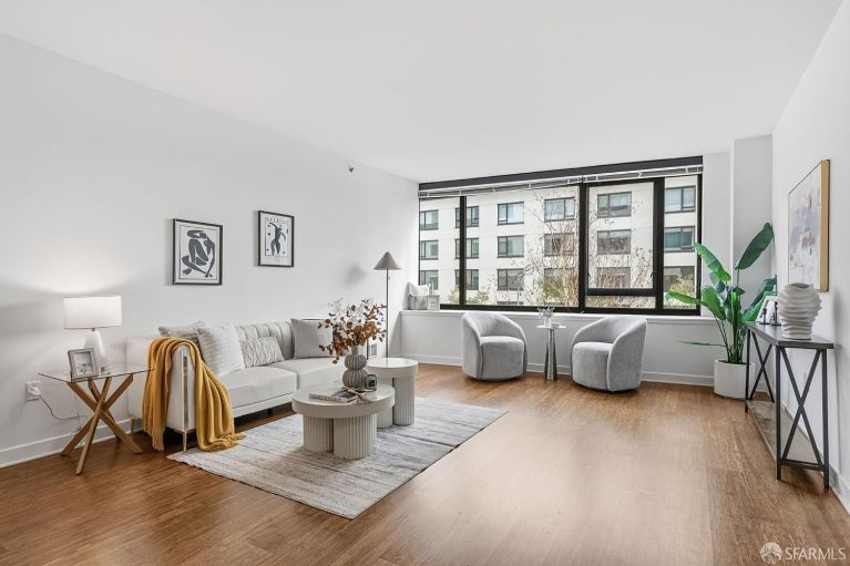 listing 250 king st 502 768x511