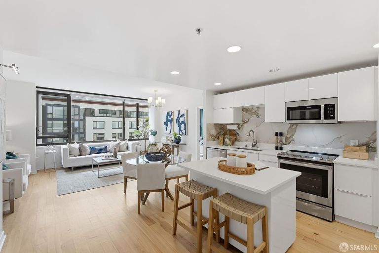 listing 250 king st 722 768x512