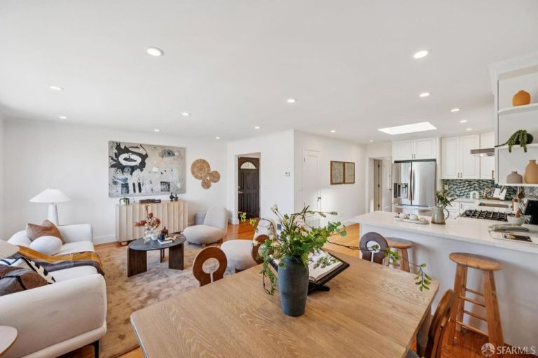 listing 279 st charles ave 1 768x512